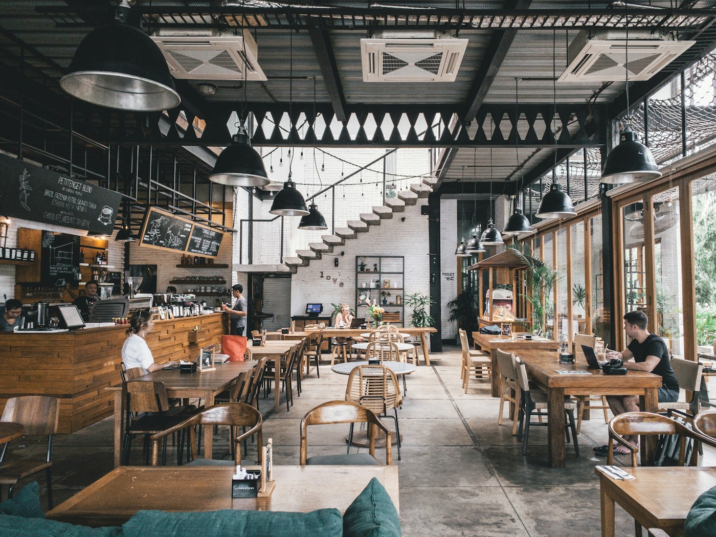 Konyaaltı · Geniş oturumlu restoran alanı